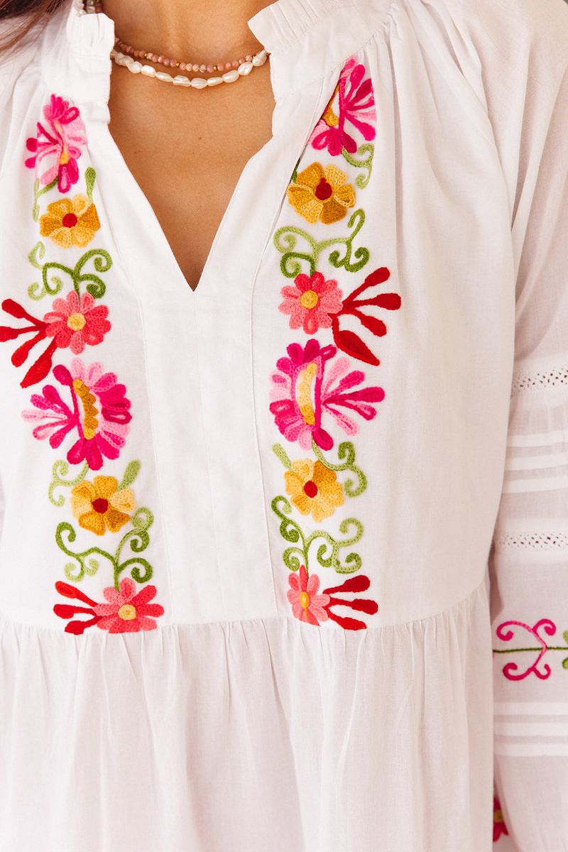 i am pylgrym - Clover Dress White with Pink Aari Embroidery