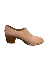 Load image into Gallery viewer, Django and Juliette - MANERVA Blush Leather
