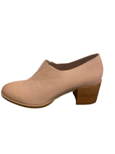 Load image into Gallery viewer, Django and Juliette - MANERVA Blush Leather
