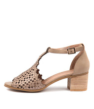 Load image into Gallery viewer, Django &amp; Juliette - Dressie Sandals Latte Leather
